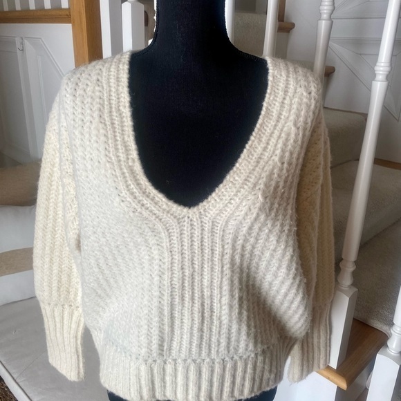 Aritzia Wilfred | Erica Sweater in white/cream size XXS. Very gently worn - Picture 3 of 5